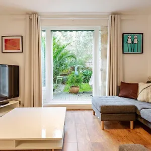 Apartment Charming 2-bed Garden Flat